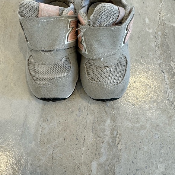 New balance Shoes size 4 - Picture 3 of 3